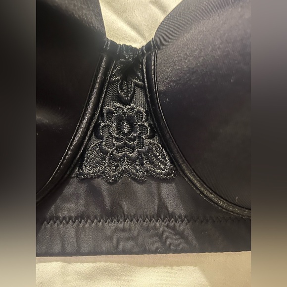 Vanity Fair Full Figure- Back Smoothing Wireless Black Bra (size 40C) - Picture 5 of 9